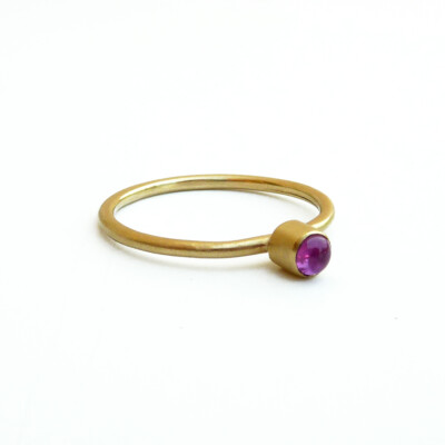 Zierlicher Rubin 18K Gold Ring, dünnes Goldband, minimalistisch, Solitär - feiner Schmuck