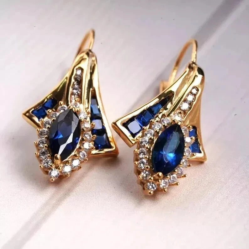 Pendiente de aro para mujer de zafiro simulado de corte marquesa de 2 quilates enchapado en oro amarillo de 14 quilates Foto 3 de 4