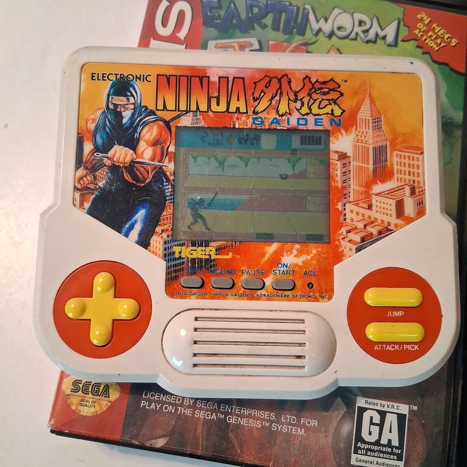 Juego portátil Tiger Electronics Vintage Ninja Gaiden Plus Bonus Street Fighter 2 Foto 3 de 4