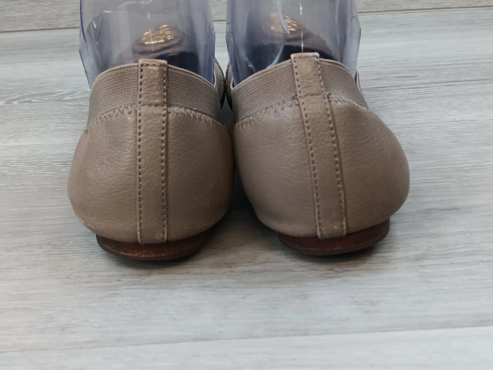 Sapatilhas Tory Burch Caroline femininas couro acastanhado logotipo dourado conforto balé 8M - Imagem 4 de 4