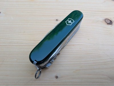 Victorinox Champion mit moosgrünen PLUS-Griffschalen, sehr guter Zustand