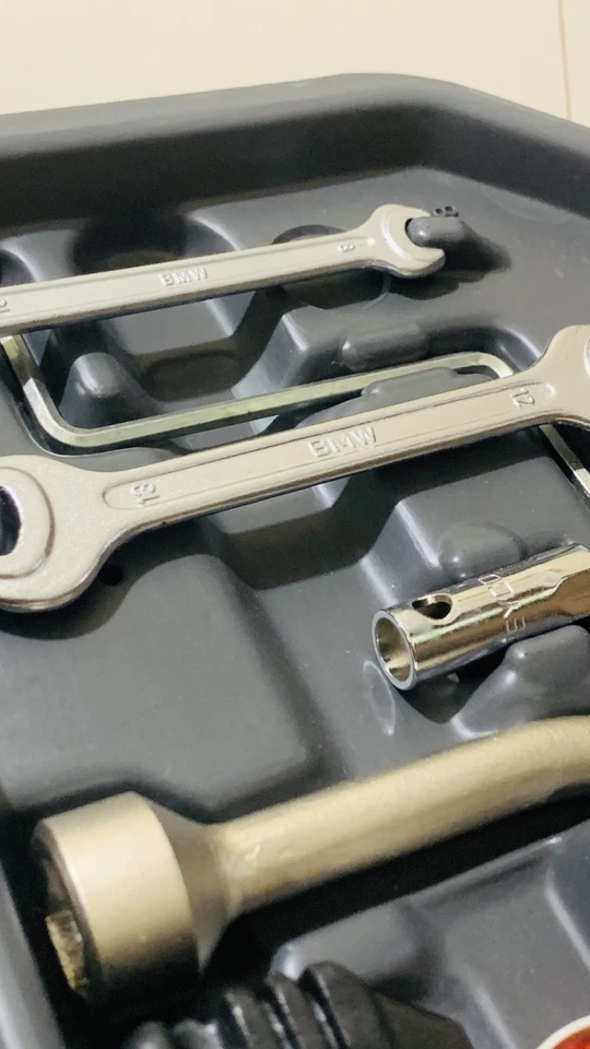 Kit de herramientas bandeja BMW E31 SERIE 8 71111182774 BANDEJA OEM HERRAMIENTAS DE EMERGENCIA Foto 2 de 4