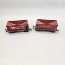 AHM HO Scale Lot of (2) Ore Cars Chicago & N.Western 121361, Union Pacific 1369