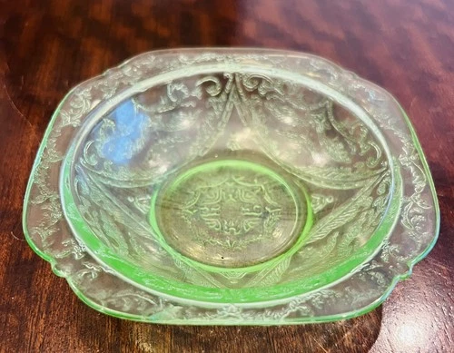 BEAUTIFUL VINTAGE Federal Madrid Depression Uranium Glass Bowl