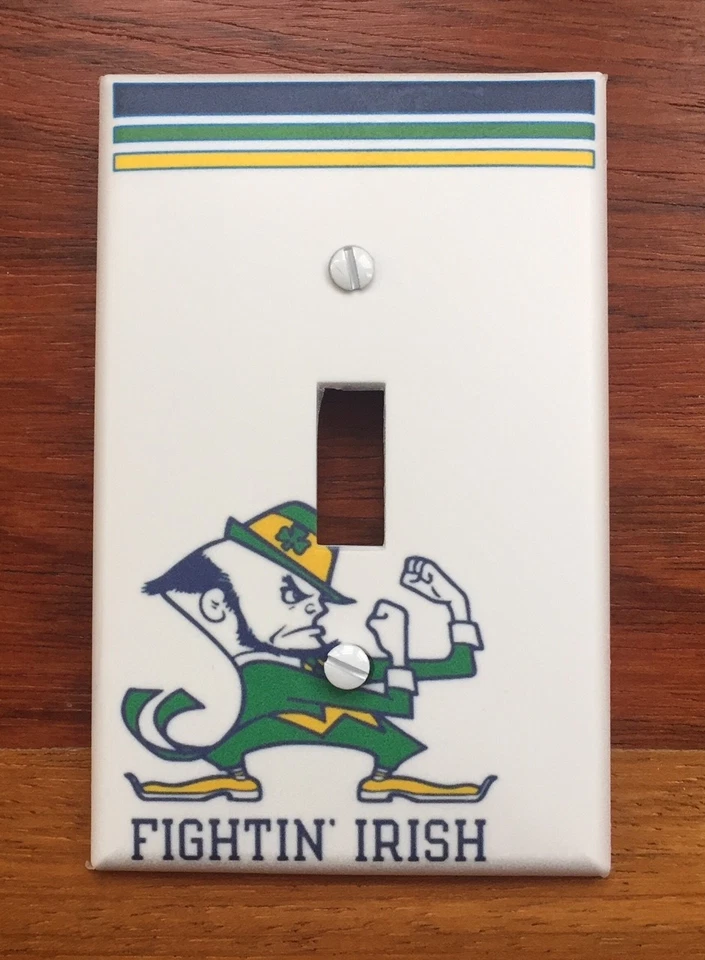 Notre Dame Lucha Irlandés Luz Interruptor Placa Cubierta Colegio Fútbol Duende Foto 2 de 4