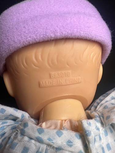 Vintage Hong Kong City Toys #683010 Weichkörper Baby Puppe mit 2 Outfits & Decke 12 Zoll - Bild 6 von 12