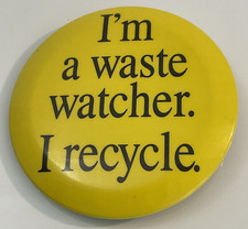 Vintage I'M A WASTE WATCHER. Spilla I RECYCLE pulsante posteriore giallo, scritta nera