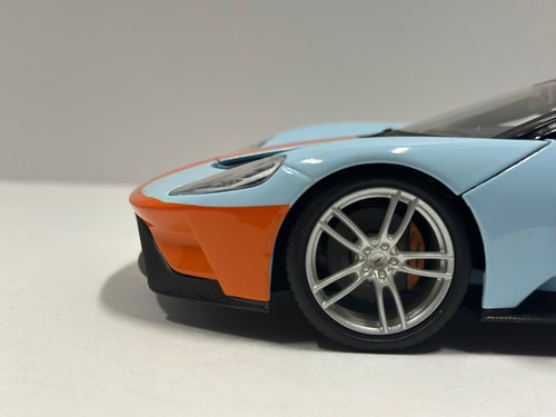 MAISTO 1:18 Scale Diecast Model Car - Ford GT Light Blue and Orange - Picture 9 of 10