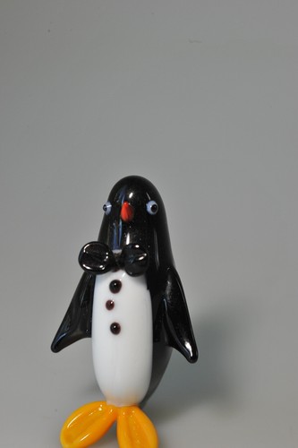 Estatuilla negra soplada a mano pájaro pajarita de marzo pingüino de vidrio artístico de colección CALIDAD PD16 - Imagen 5 de 7