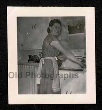 DELANTAL MUJER SONRIENTE FELIZ COCINA OSCURA AMA DE CASA? FOTO ANTIGUA/VINTAGE FREGADERO - F891