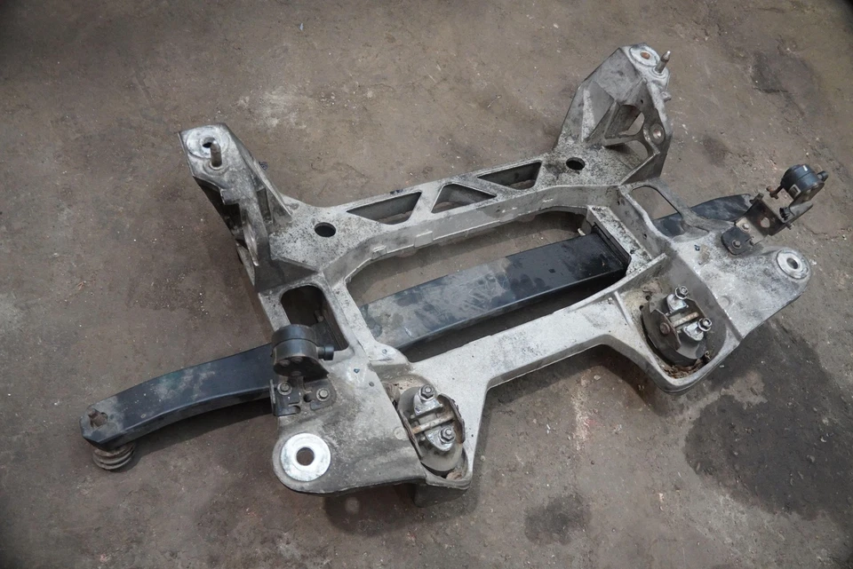 Rear Subframe Cradle Crossmember 25795639 OEM Chevrolet Corvette C6 2009-13 Foto 2 de 4