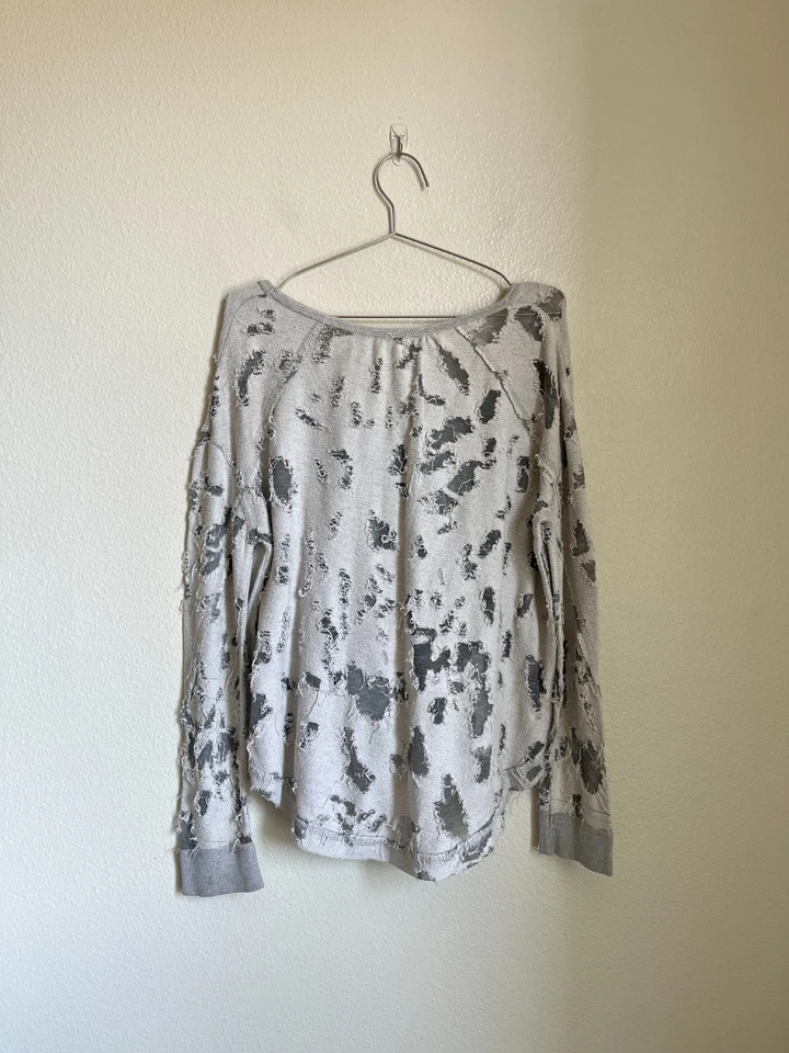 Túnica grunge Free People Distressed manga larga en gris talla MEDIANA Foto 3 de 4