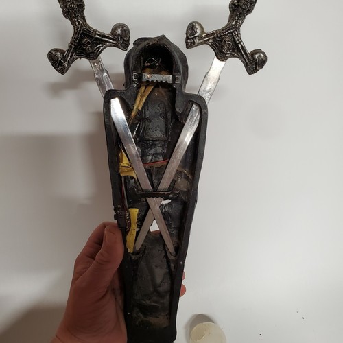 Macabre Design Toscano 16-in Skeleton WITH SWORDS lights not working spooky odd - Picture 2 of 12
