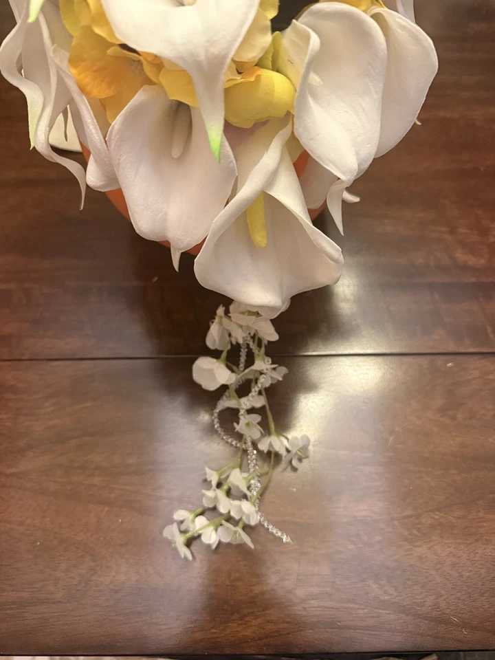 Buquê de Noiva, Casamento, Lírios Calla, Cachoeiras, Estilo Gota de Água - Roxo - Imagem 3 de 4