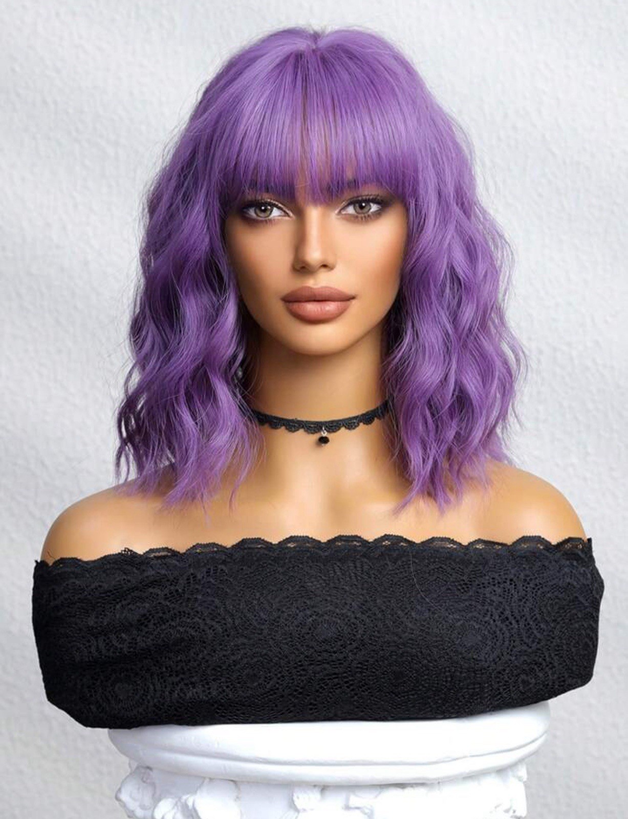 Wig femme courte à frange coloris violet - Perruque synthétique ondulée de 35cm