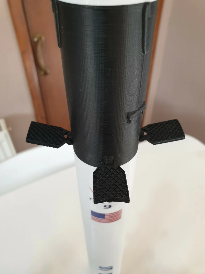 SpaceX Falcon 9 with Axiom-1 Crew Dragon Capsule - 84cm/33inch 1:76 scale - Image 4 of 4