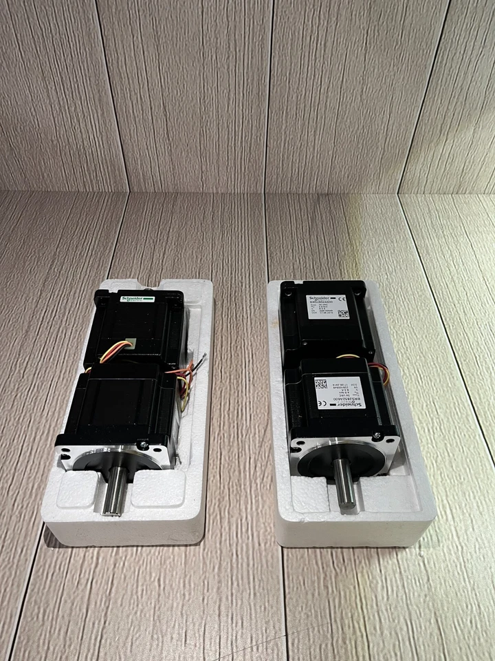 Lot of 4 Schneider Electric Lexium BRS2852A600 Motor Foto 2 de 3