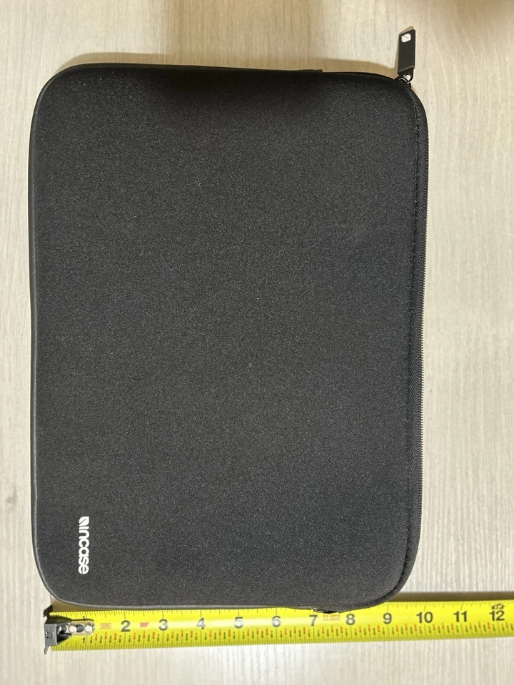 Funda universal clásica Incase para computadora portátil de 13 pulgadas (se adapta a MacBook Pro de 13 pulgadas) Foto 4 de 4