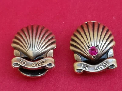 Lot 2 pin's boutons de revers CARTIER 10 / 15 ans coquille argent et vermeil - Photo 1/4