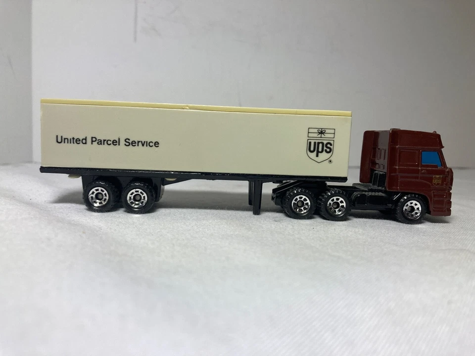 1987 Matchbox DAF3300 Space Cab UPS Tractor Trailer 1:86 Scale - Image 3 of 4