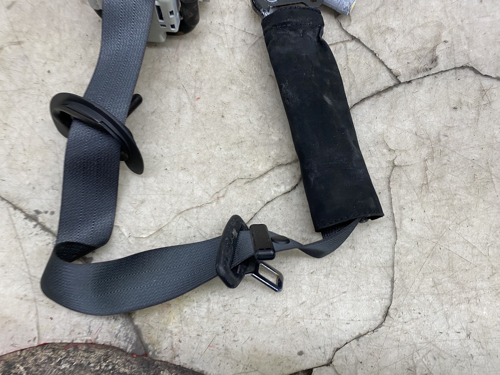 2020-2025 ASTON MARTIN DBX FRONT LEFT SEAT BELT RETRACTOR BLACK MY83-611B70-AB