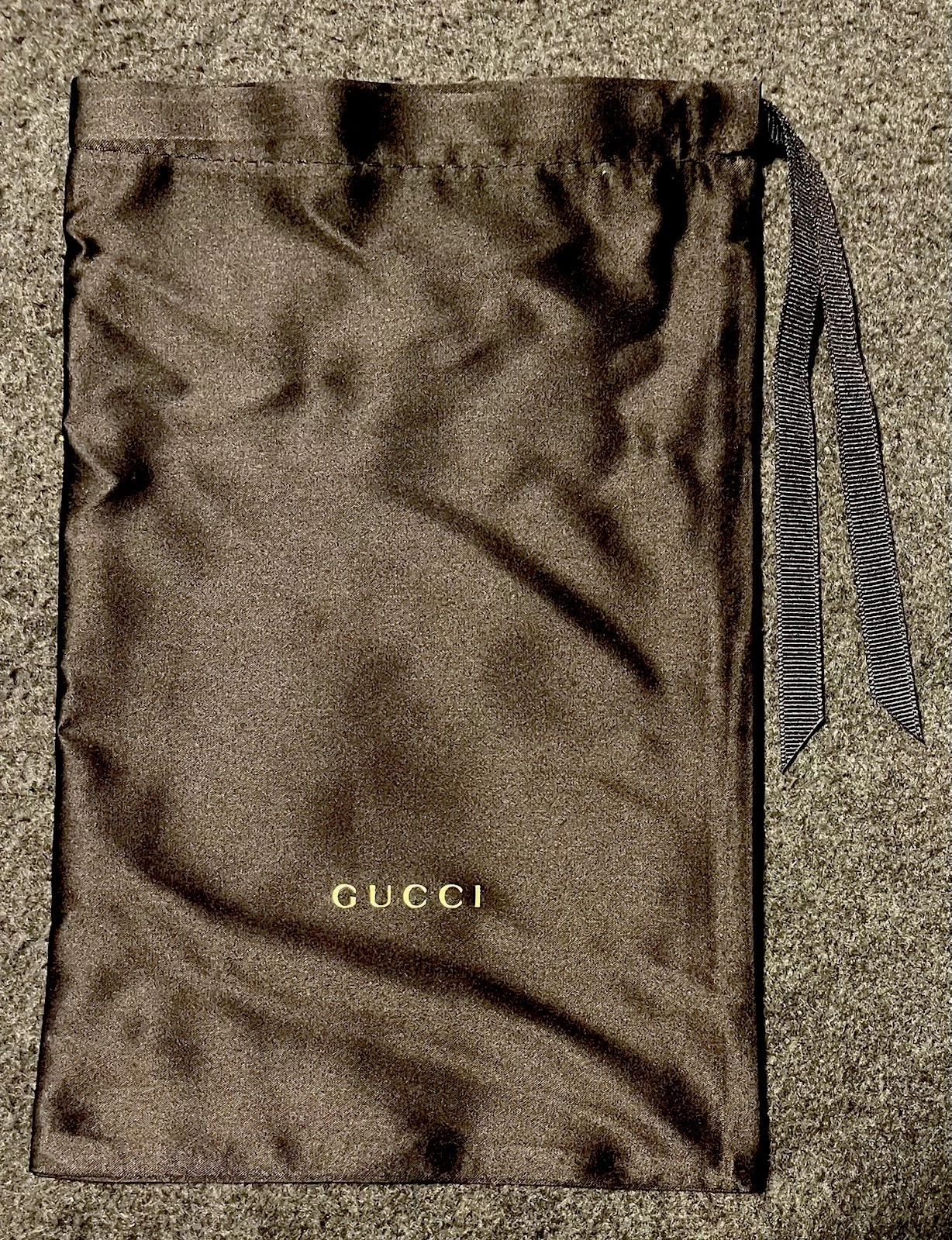 Gucci Sac à poussière noir satin pochette de transport pour lunettes de soleil ou petits accessoires