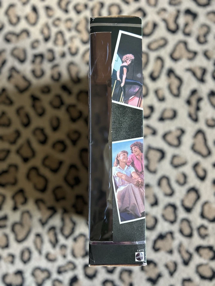Boneca Barbie como Sandy in Grease edição de colecionador Mattel - Imagem 4 de 4