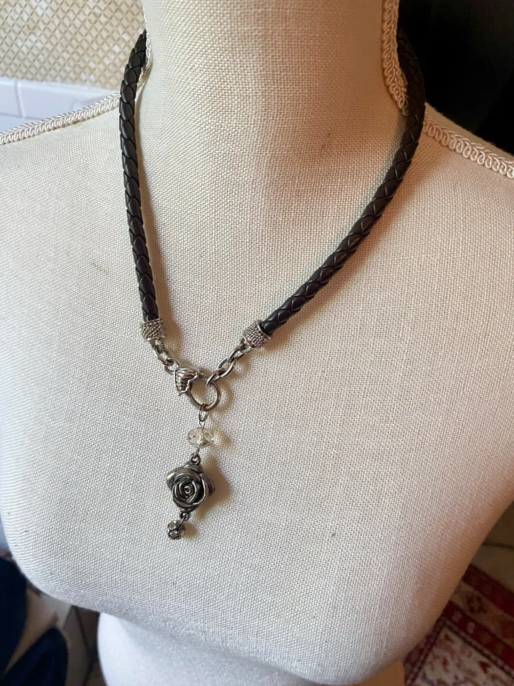 Collar Colgante Flor Trenzada Brighton Tono Plata y Cuero Negro 11’’ Foto 2 de 4