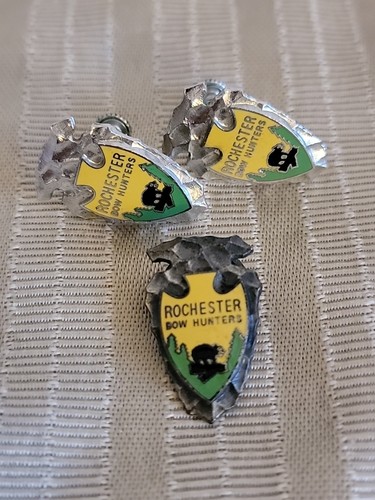 VINTAGE Rochester Bogenjäger Bogenschießen Emaille Anstecknadel & Set Ohrringe - Bild 1 von 9