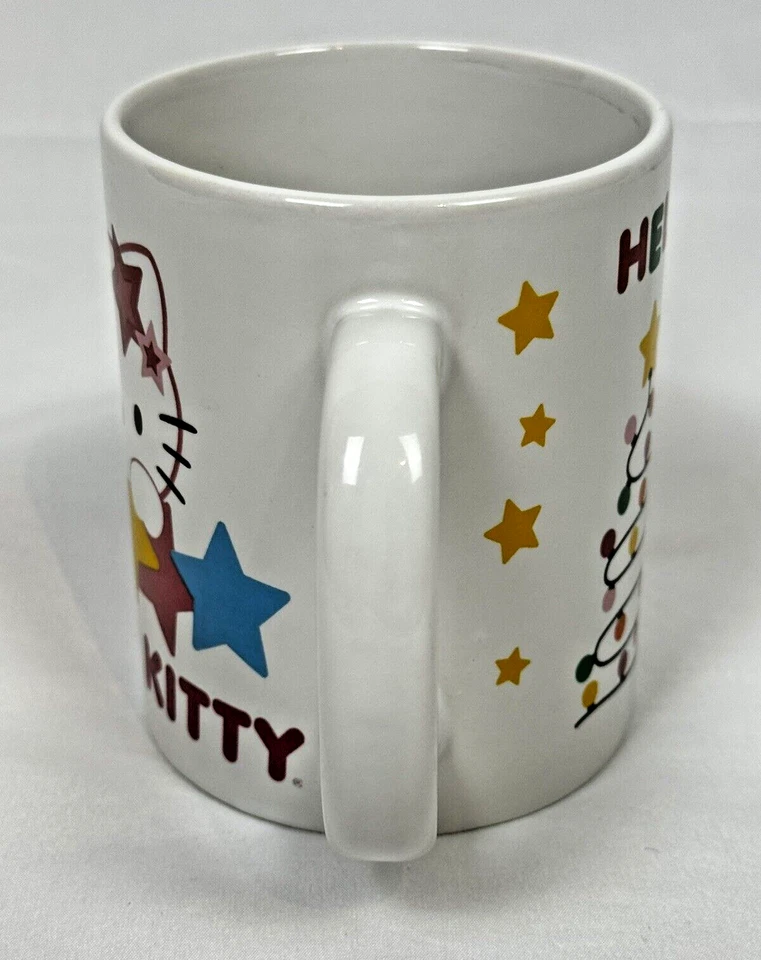 Taza Hello Kitty Árbol de Navidad Estrellas Blanco Cerámica Colorido Gráfico 12 OZ Usada en Excelente Condición Foto 4 de 4