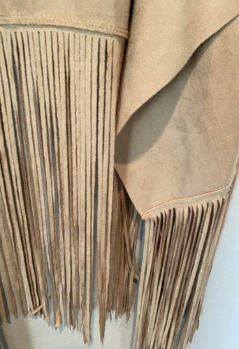 “Do Everything In Love” Anthropologie Faux Suede Fringe Vest - 第 5/5 張圖片