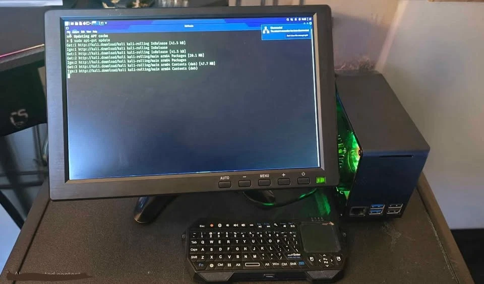 **OFFLINE AI** Raspberry Pi 5 Mini Teclado Monitor de Escritorio Mini Torre Personalizada Foto 3 de 4