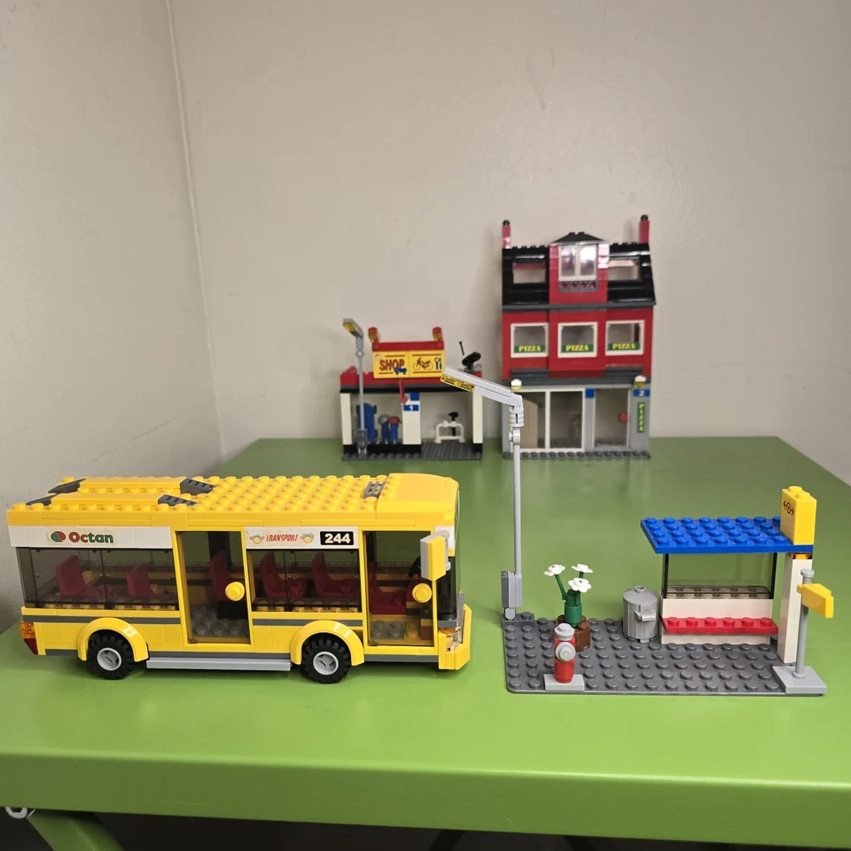 LEGO CITY: City Corner (7641) Clean, Complete, & Sorted W/ Minifigures & Inst. - Image 4 of 4