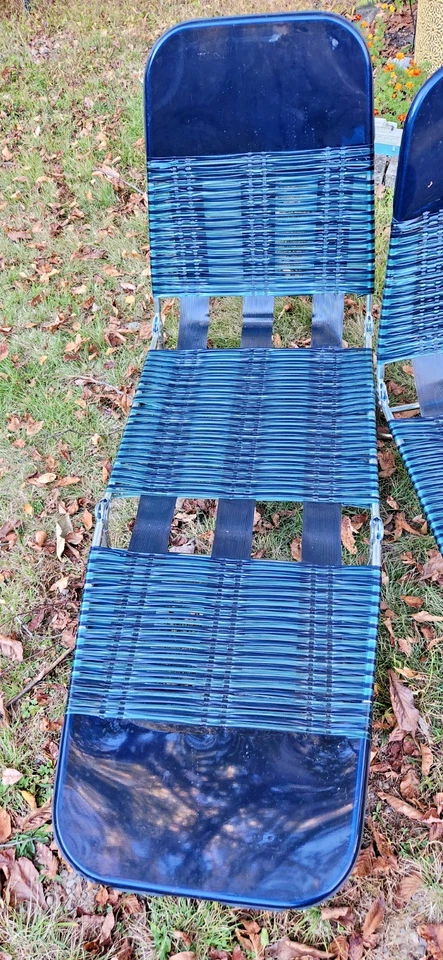 Espreguiçadeira retrô azul marinho e azul-petróleo tubo de geléia triplo vinil gramado praia - Imagem 3 de 4