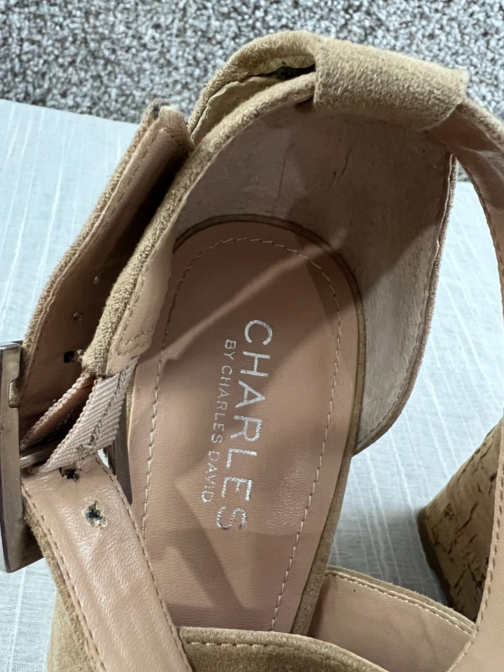 Sandalia de cuña beige corcho Charles by Charles David tacón hebilla para mujer talla 8M Foto 3 de 4