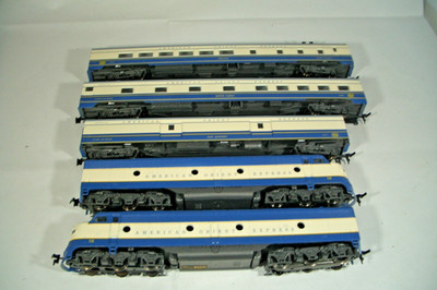Rivarossi HO Scale Orient Express E8A Powered, B Dummy and 3 Passenger Cars