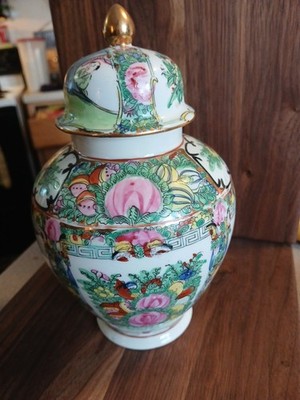 Chinese Famille Rose Medallion Porcelain Ginger Jar 6'' tall 4 Panels On Jar