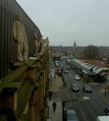 Foto 6x4 Zug Spotter Harrogate Statuen starren über Harrogate Eisenbahnen um 2009