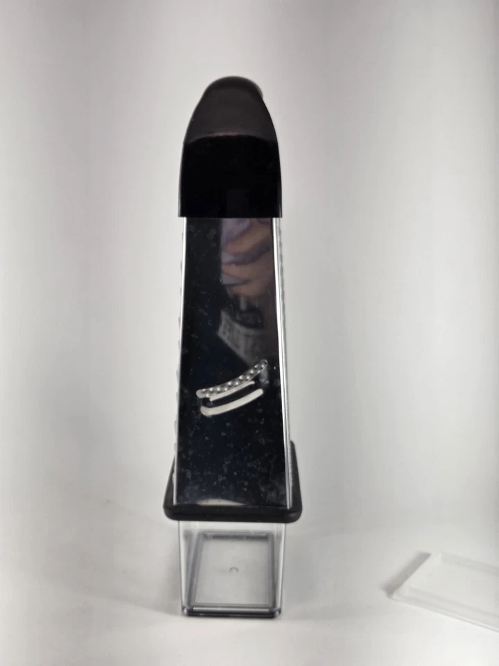 Rallador de caja OXO Good Grips con contenedor de captura de 1 taza y tapa, almacenamiento y fácil limpieza Foto 4 de 4