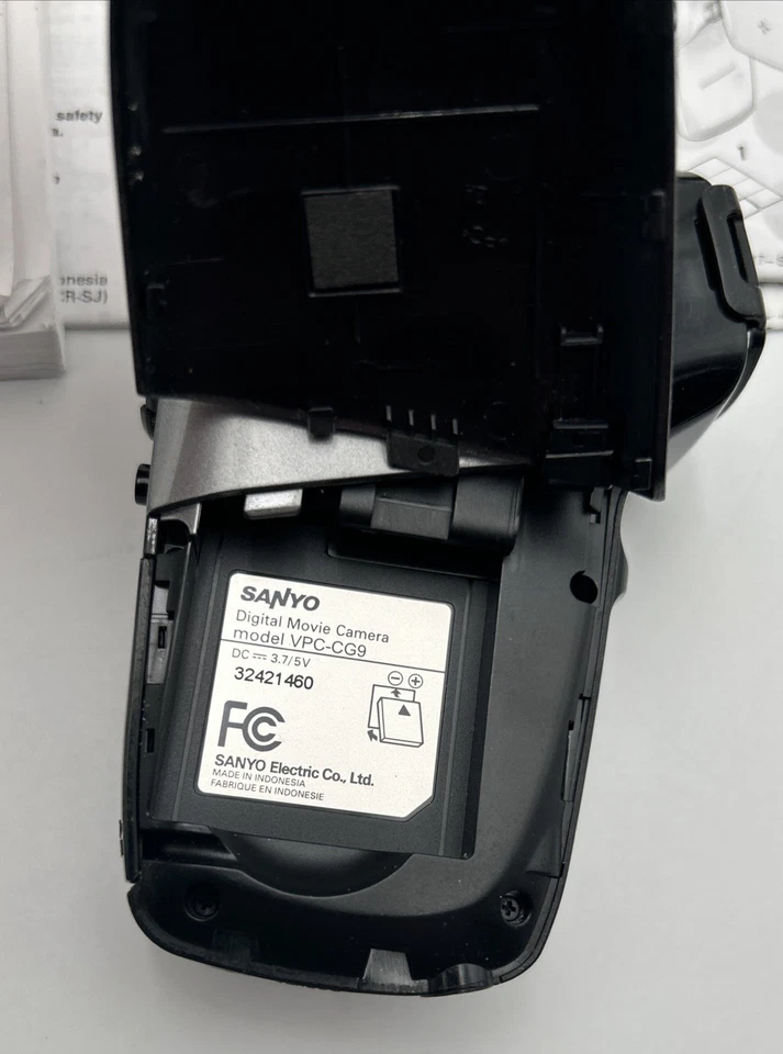 Sanyo VPC-CG9 Digital Movie Camera With Accessories & Manuals 9.1 MP UNTESTED - Image 4 of 4