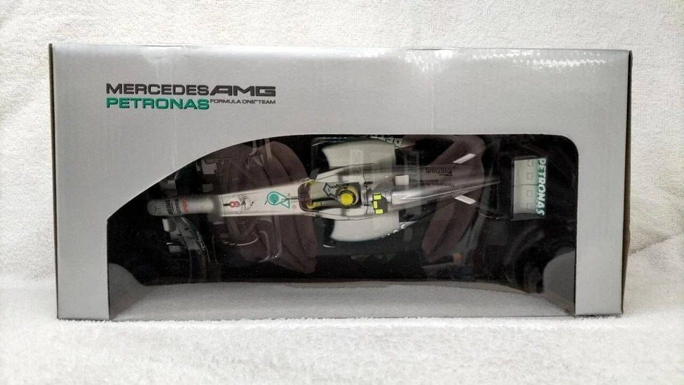 MINICHAMPS 1/18 Mercedes AMG Petronas Nico Rosberg 2011 Showcar #8 Silver Green - Image 4 of 4