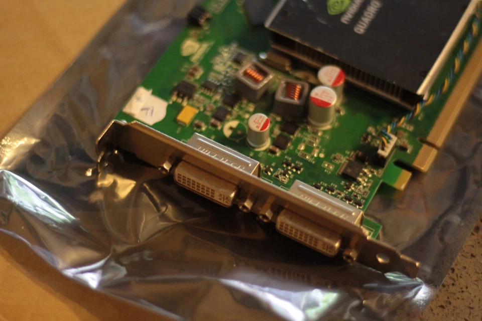 NVIDIA Quadro FX 380 DDR3 256 MB PCI-E 2x DVI Graphics Card - Image 3 of 4