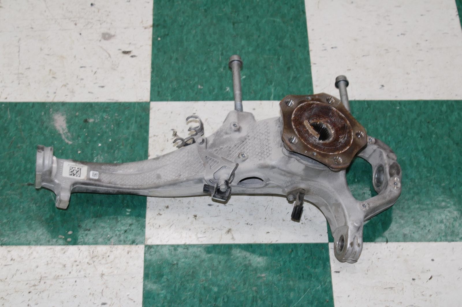 20-23 Continental Convertible Front Passenger Right RF Spindle Knuckle Hub OEM