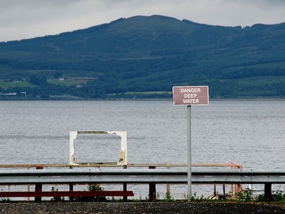 Foto 6x4 Warnschilder Greenock\/NS2776 Eine Warnung vor Tiefwasser, eine weitere um 2017