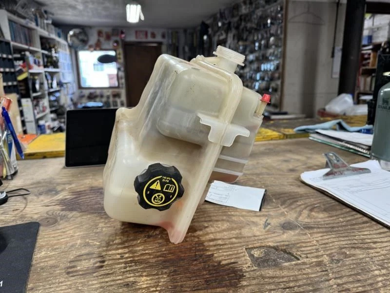 GMC Sierra 2500 HD 2017-2019 tanque de expansión de desbordamiento de refrigerante OEM Foto 2 de 3