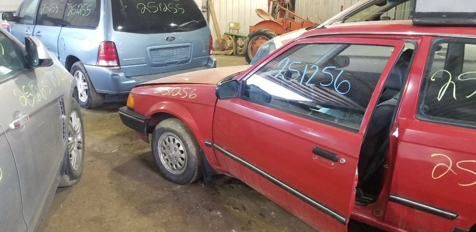 Passenger Front Spindle/Knuckle Hatchback 2WD Fits 86-89 MAZDA 323 2112176 - Image 2 of 4