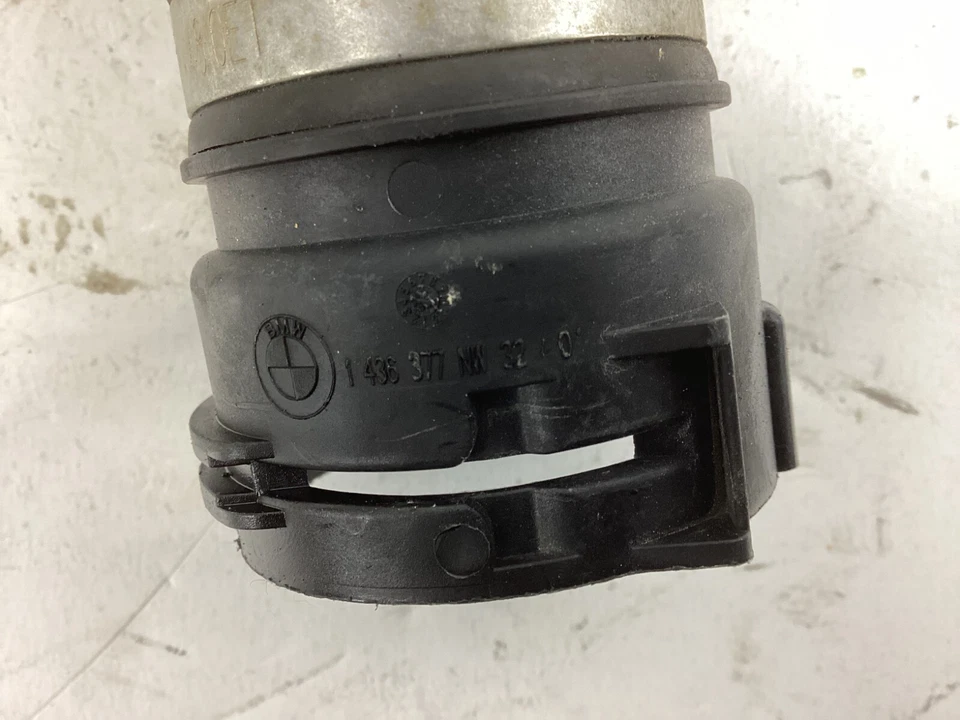 BMW 320i F30 xDrive 2012-2015 2,0 L radiador inferior refrigerante manguera línea 7596838 OEM. Foto 2 de 4