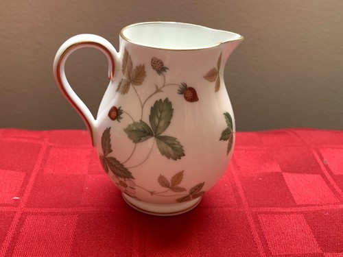 Wedgwood WILD STRAWBERRY 4 oz Creamer Bone China GREAT CONDITION EUC - Picture 10 of 16