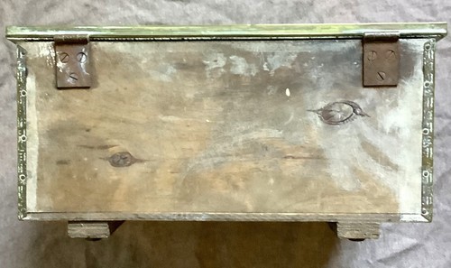 Vintage brass covered wooden slippers box - Picture 4 of 10