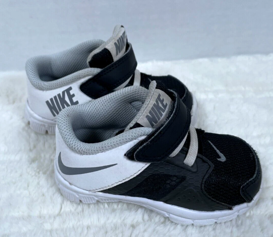 Chaussures de course Nike Flex Supreme pointure 6CW baskets bébé noir blanc